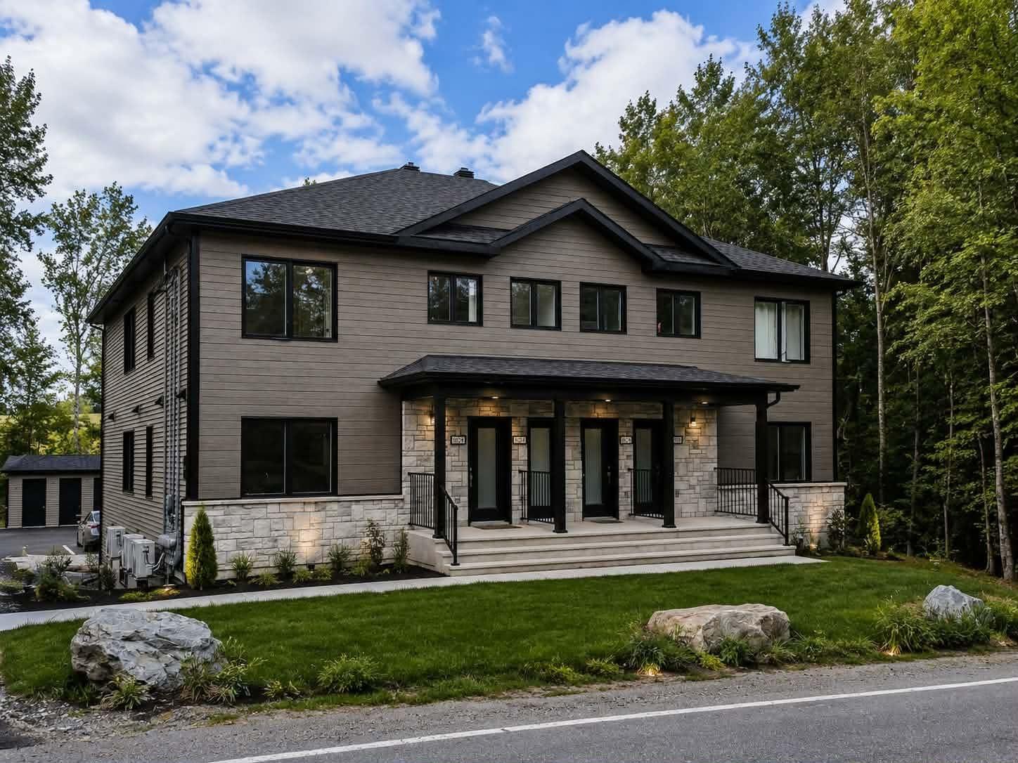 Construction multi logement à façade sombre réalisée par Immo GB au Québec