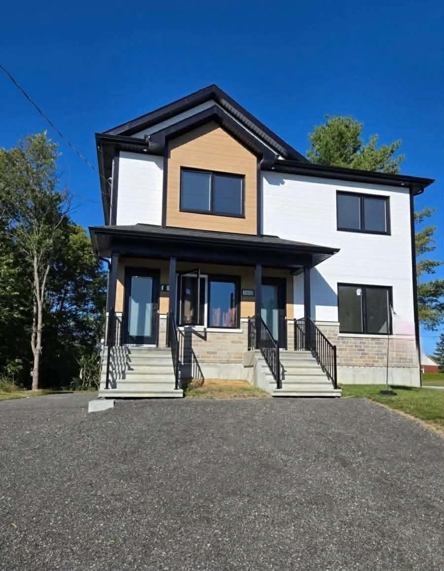 Maison neuve à deux tons dans un quartier résidentiel, projet Immo GB